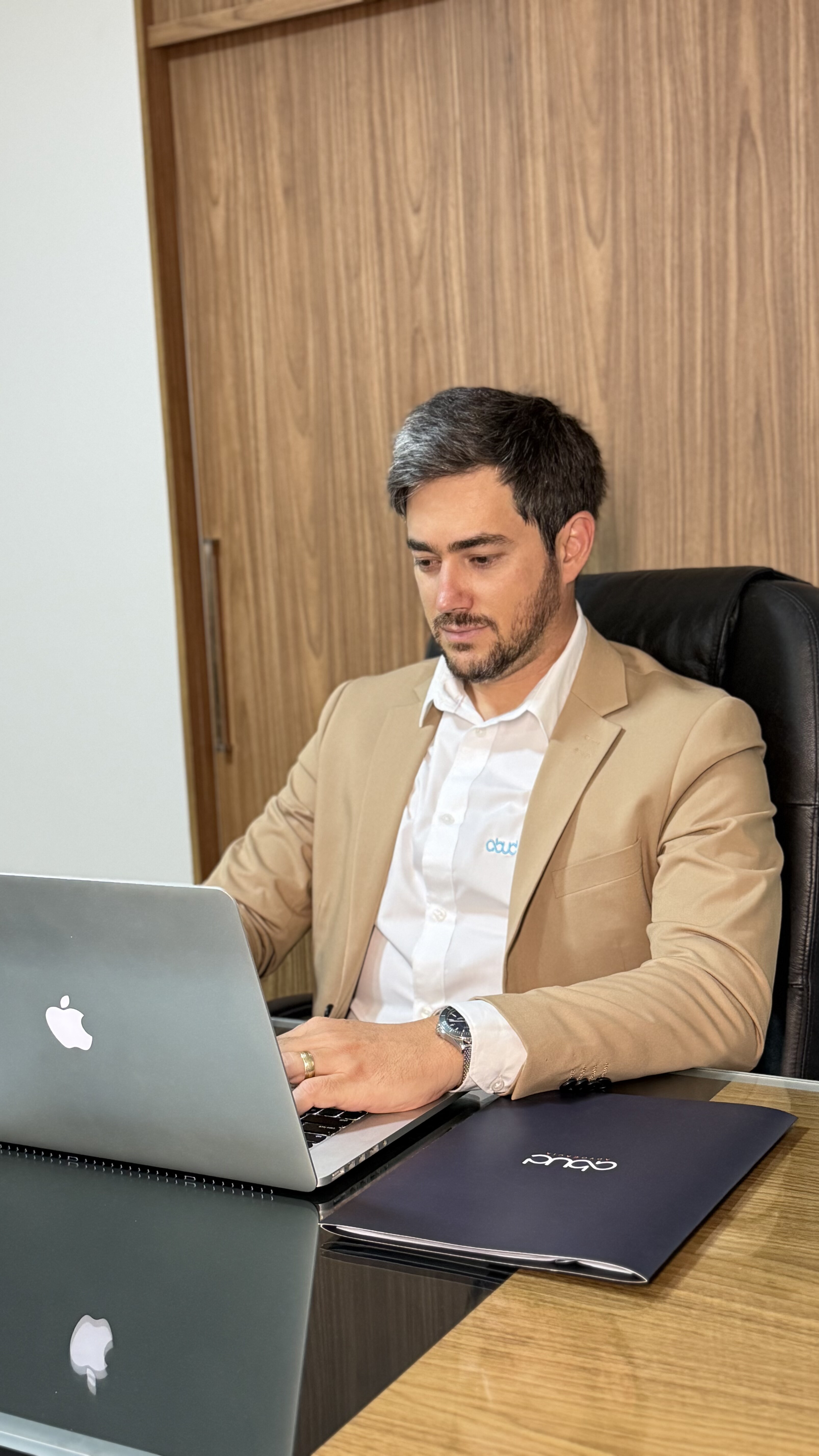 Dr. Daniel Abud em seu escritório